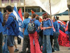 1. Mai-Demo in Tel Aviv: Israelflagge und Pali-Schal dürfen nebeneinander laufen