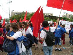 sozialistisch-kommunistische (blau-weiß) Umarmung auf dem Rabin-Platz